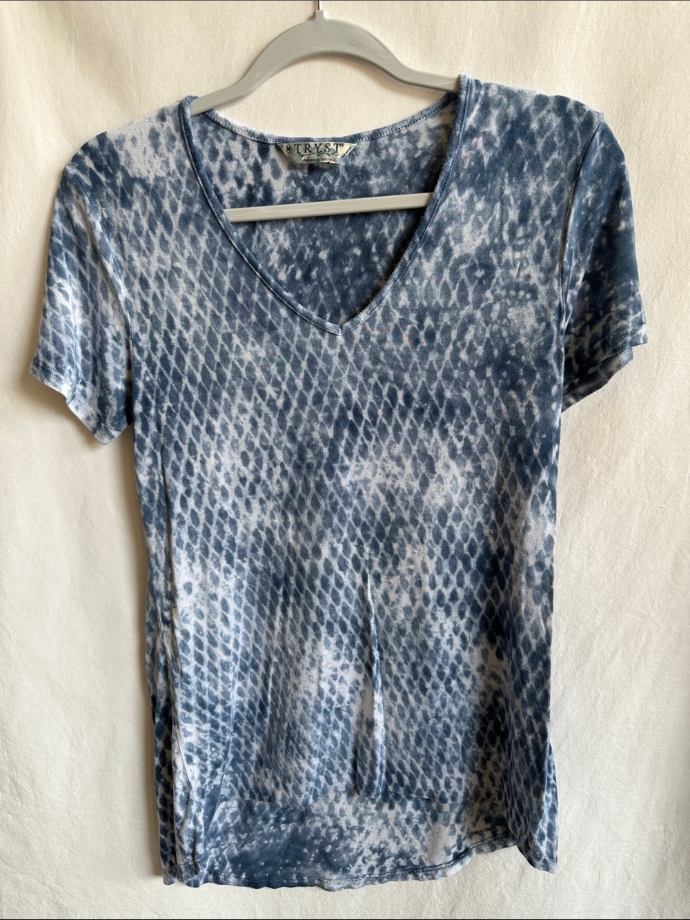 Tryst blue and white asymmetrical diamond print V-neck tee, size M